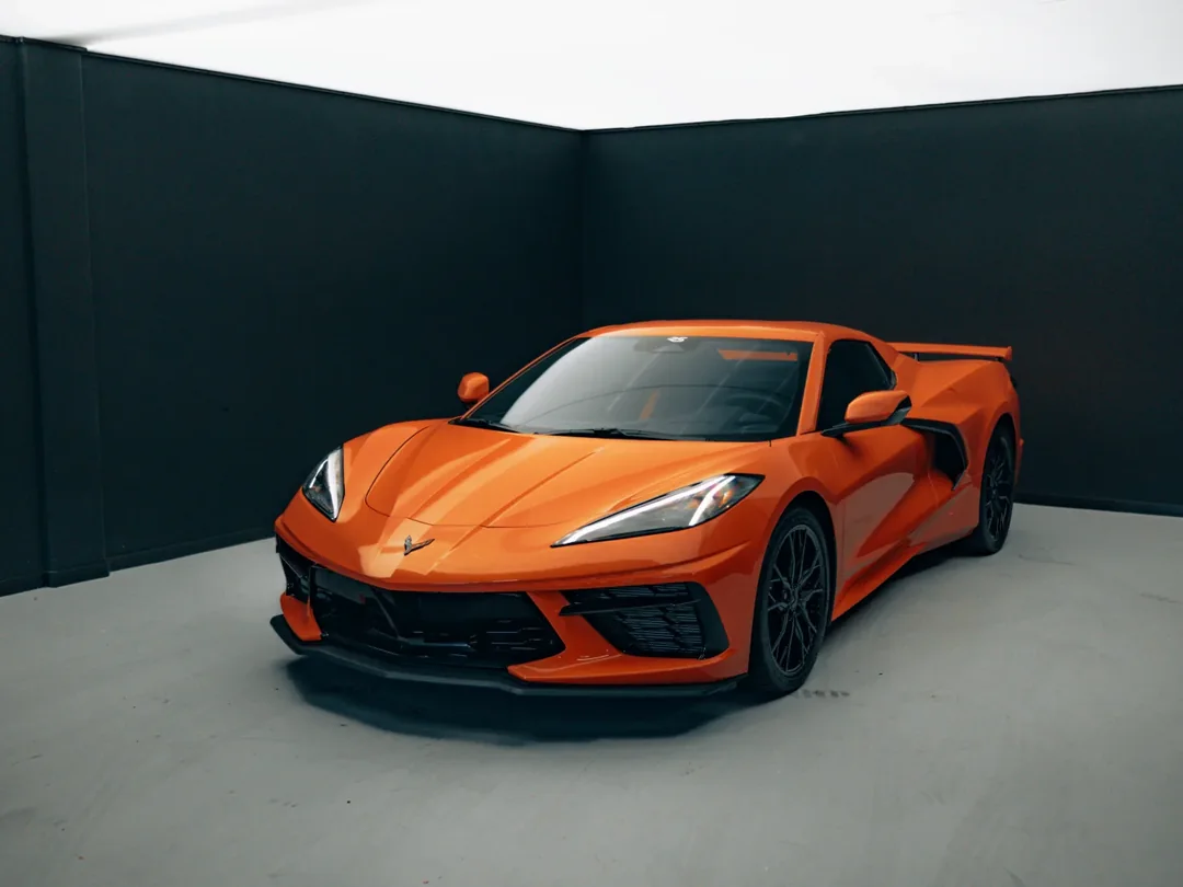 Corvette C8 laranja da RS Car Place em foto de estúdio