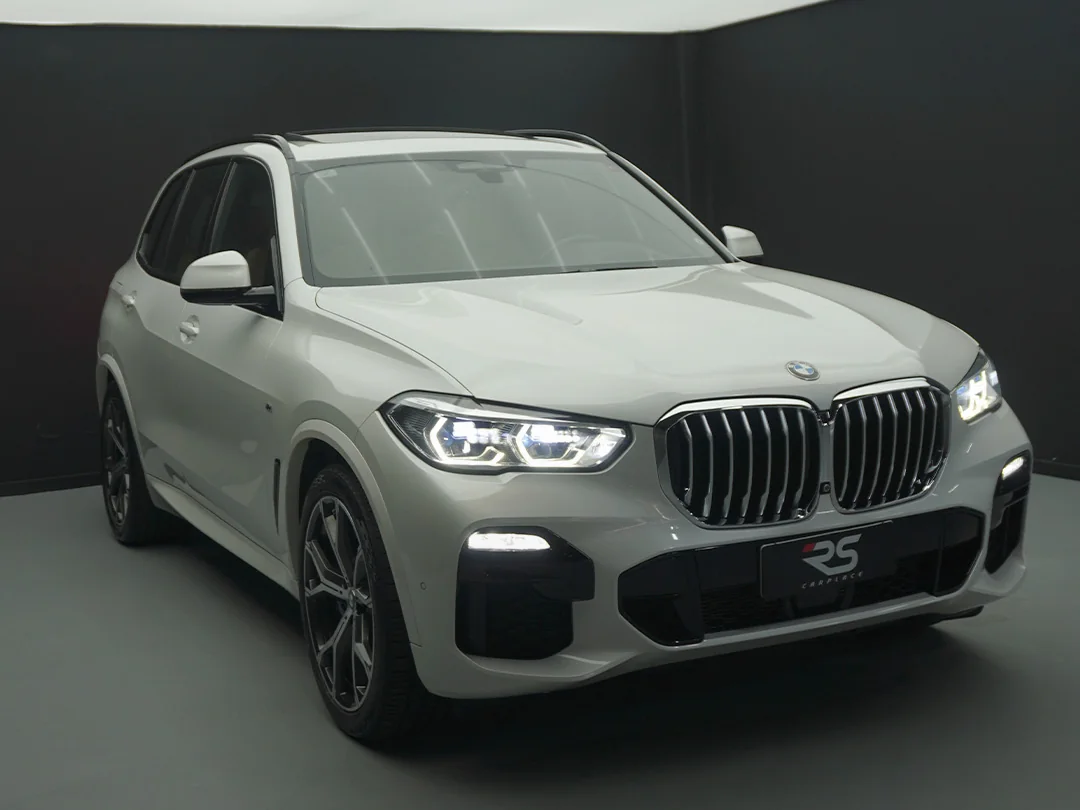 BMW X5 cinza da RS Car Place em vista frontal de três quartos